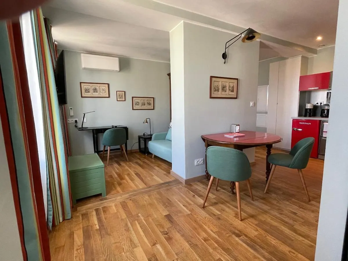 Appartement Mignon Calme Douillet Ascenseur Clim Etage Eleve Proche Parking Et Toutes Commodites Au Coeur Du Toulon Historique