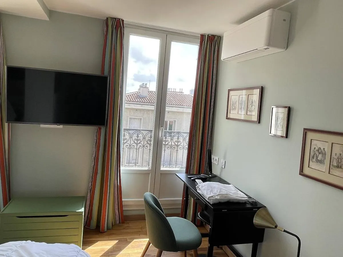 아파트 Appartement Mignon Calme Douillet Ascenseur Clim Etage Eleve Proche Parking Et Toutes Commodites Au Coeur Du Toulon Historique