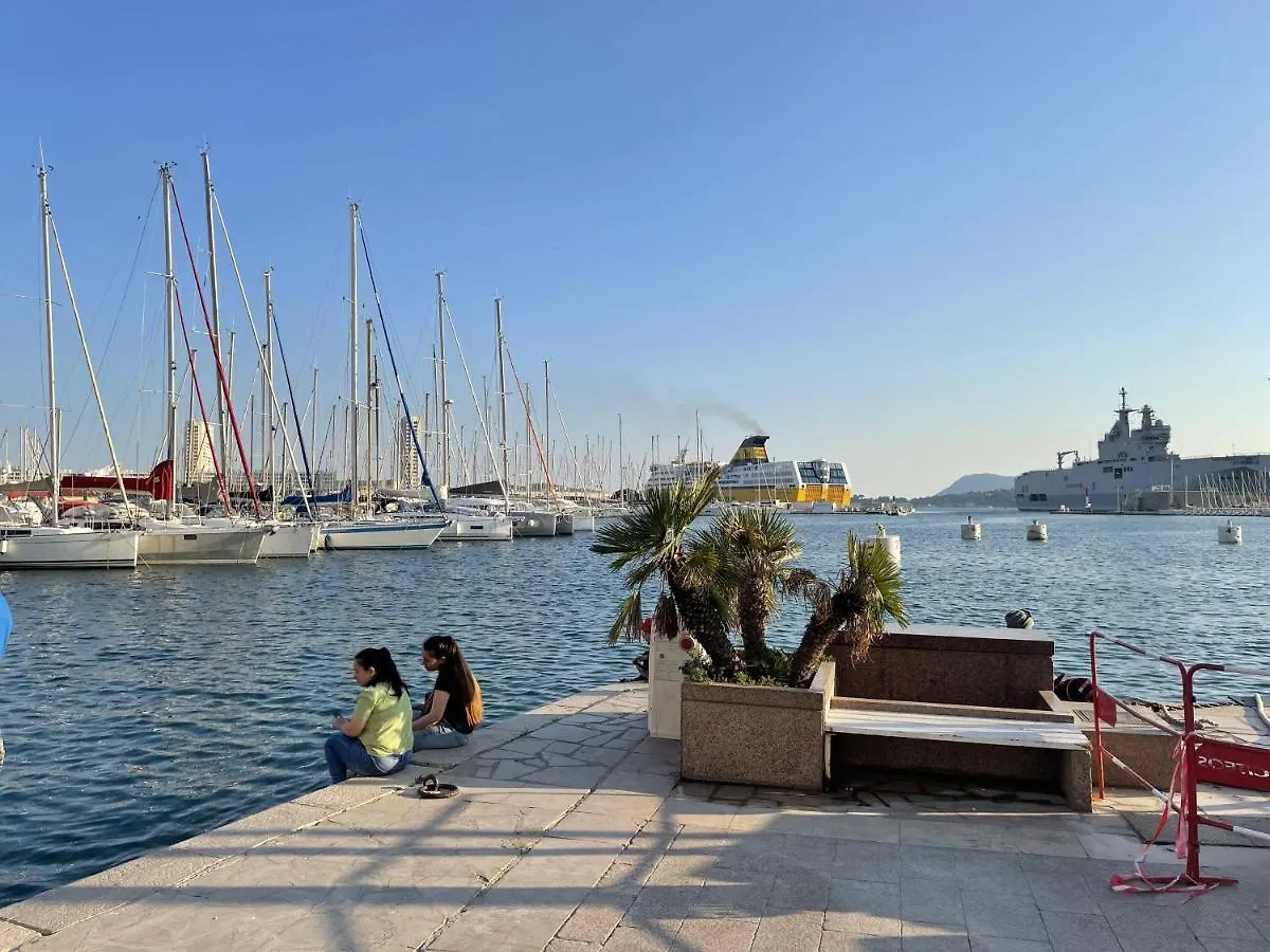 Appartement Mignon Calme Douillet Ascenseur Clim Etage Eleve Proche Parking Et Toutes Commodites Au Coeur Du Toulon Historique 0*,