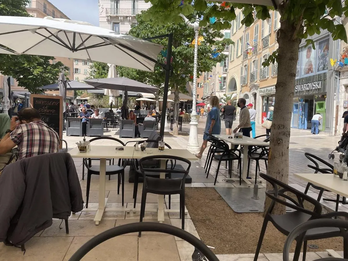 Mignon: Cozy Elevated Apartment in Historic Toulon France