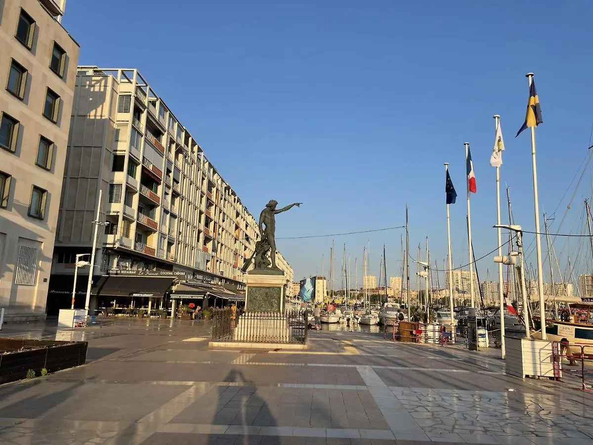 Appartement Mignon Calme Douillet Ascenseur Clim Etage Eleve Proche Parking Et Toutes Commodites Au Coeur Du Toulon Historique 0*,