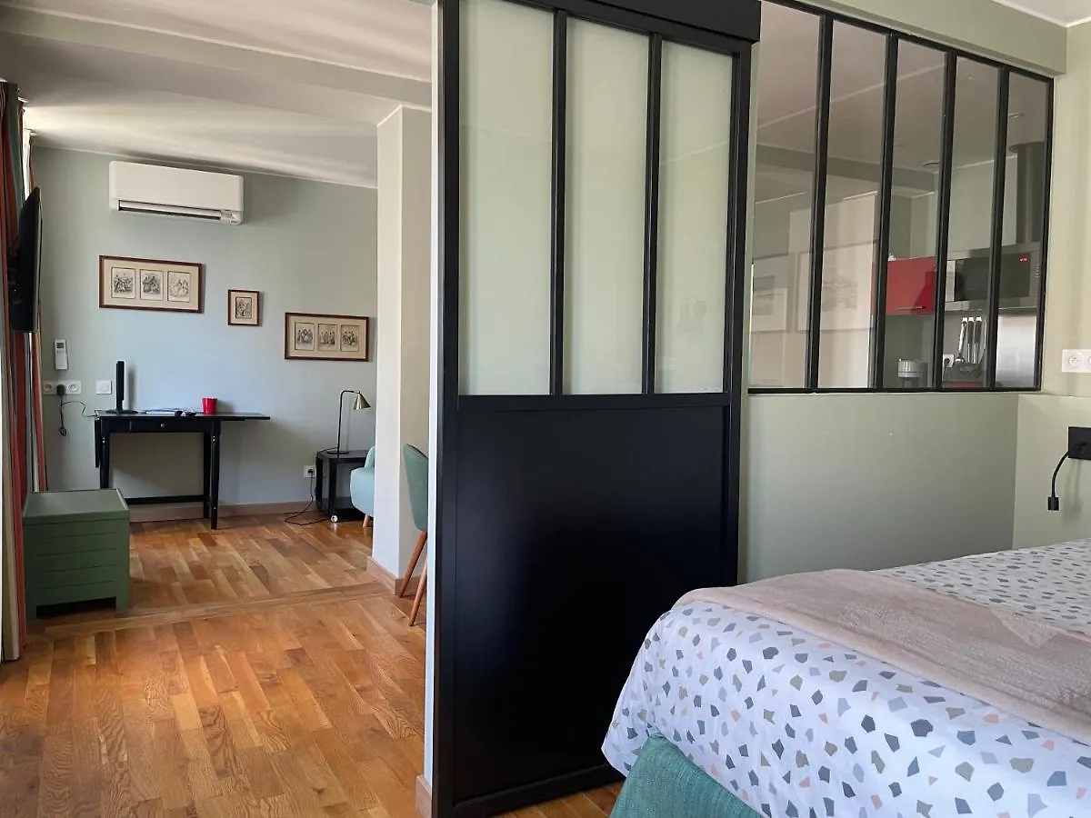 Mignon: Cozy Elevated Apartment in Historic Toulon