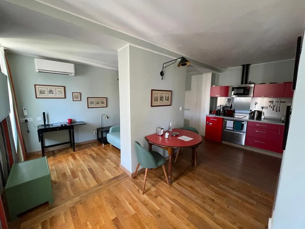 Mignon: Cozy Elevated Apartment in Historic Toulon France