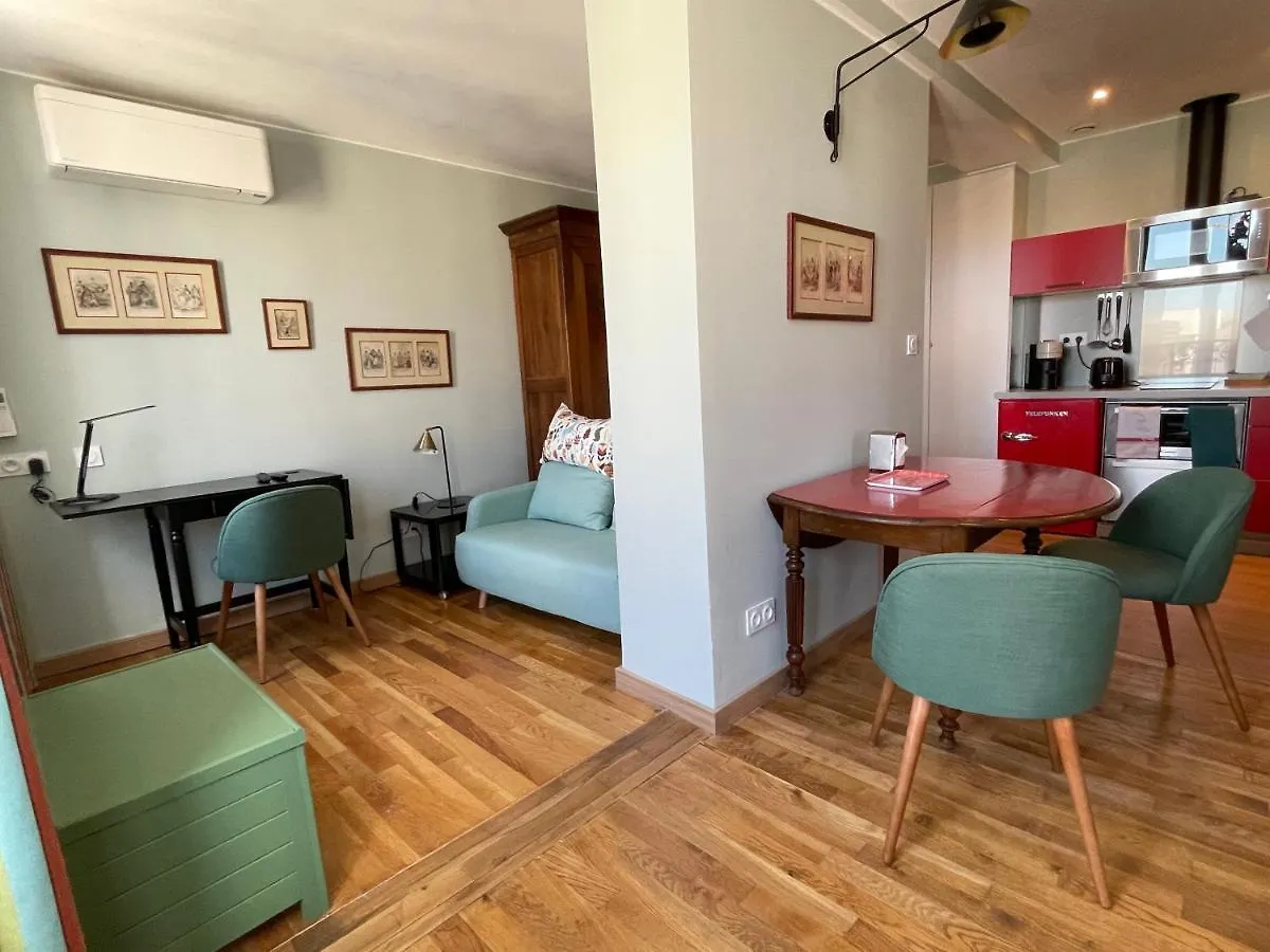 Mignon: Cozy Elevated Apartment in Historic Toulon
