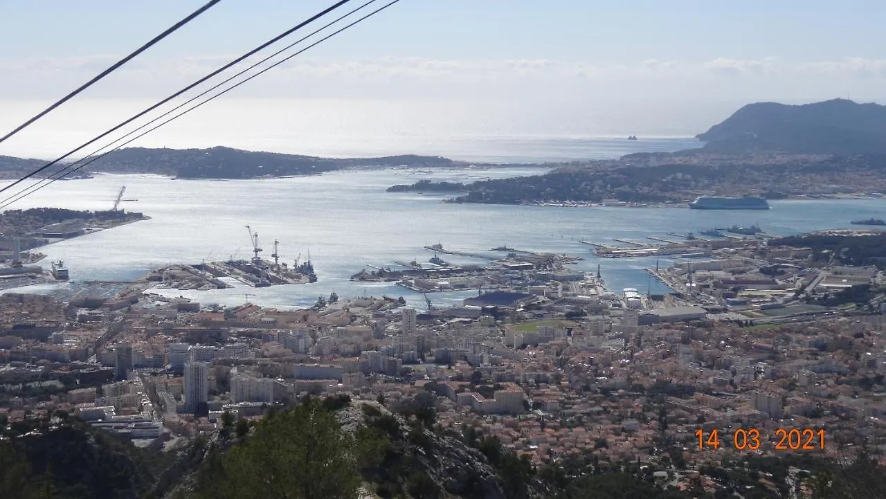 Mignon: Cozy Elevated Apartment in Historic Toulon 0*,  France