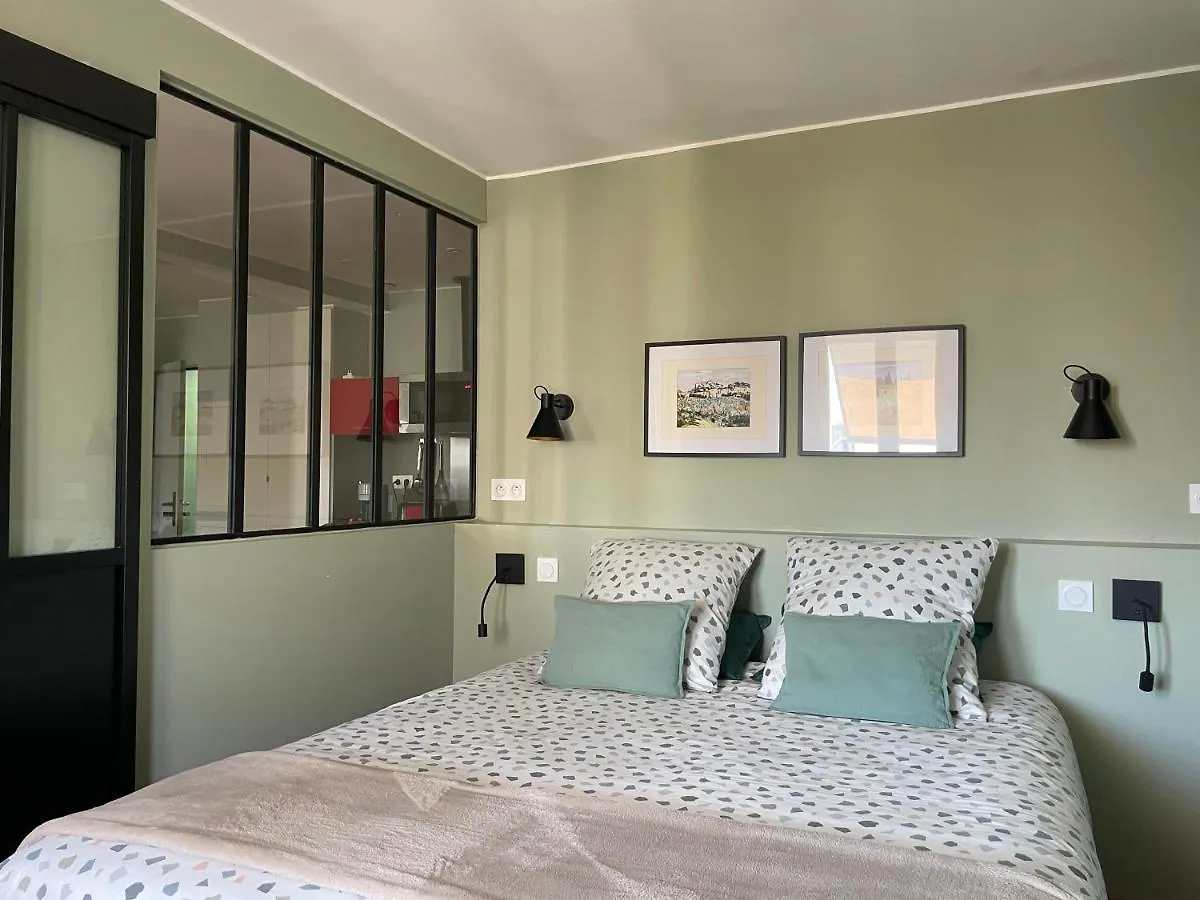 Mignon: Cozy Elevated Apartment in Historic Toulon